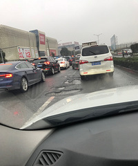 全是萝卜坑 水果市场这边的路 都要刮到汽车底盘了!