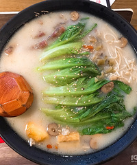 这家的老坛酸菜和三鲜汤底很浓很好喝 麻辣烫人均30 吃得很饱