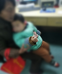 吓煞!嘉兴一2岁男童竟把手指伸进小狗嘴里 差点……