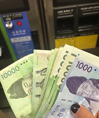 辛苦工作一年飞去韩国玩,有个酒吧超过30岁不让进...