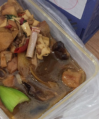 恶心!点了个黄焖鸡米饭竟然吃出烟屁股!
