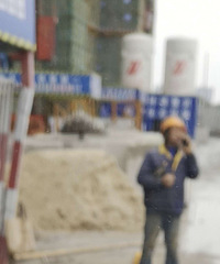 钢管从天而降 工人被砸!幸好有这个东西保命!