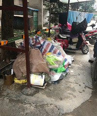 小区装了新车棚 却被邻居用来堆杂物!