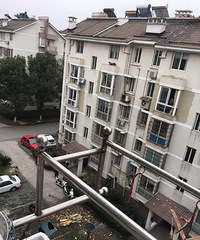 嘉兴某小区太阳能爆炸高空坠落 楼下经常有小孩玩 太可怕了