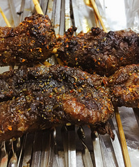 小伙伴推荐的羊肉串店 店里生意超好 两个人吃了很多肉