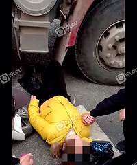 ͻ��������һŮ�ӱ���������� ˫�ȱ���ѹ �ֳ��ҽ������ϣ�