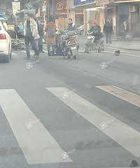 һ�����翴������ײ�ϵ�ƿ�� Ů�����ɵ��������ˣ�