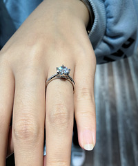 挑钻戒的时候 准婆婆一直跟我说再选大一点!