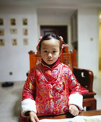 给娃准备了红红火火的拜年服 就像地主家的小闺女!