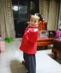 给娃准备了红红火火的拜年服 就像地主家的小闺女!
