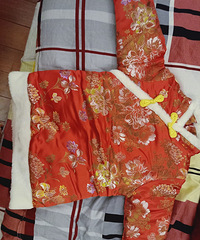 过年一心想给宝宝穿红色的衣服 无奈算命的说不可以穿!