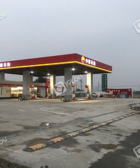 ������վ��ߵ�ʯ�ͼ���վ���ں��ˣ����Լ����ˣ�