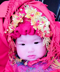 人生第一个新年 还被妈妈打扮成出嫁的样子...
