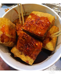 连我这个不爱吃臭豆腐的都觉得好吃 最点睛之笔的就是这个甜酱