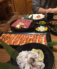 感觉这家烧烤也就一般 点了个牛肉、五花、章鱼 三张毛爷爷没了