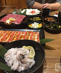 感觉这家烧烤也就一般 点了个牛肉、五花、章鱼 三张毛爷爷没了