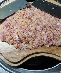 一个人过年 自己包饺子 泡腊八蒜 吃得挺香