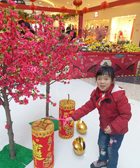 新年给女儿穿了中国红 当然还有网红猪“佩奇”也是少不了的