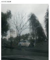 ����һ�γ���С������ײ ��ͷȫ�ٱ���ǽ�