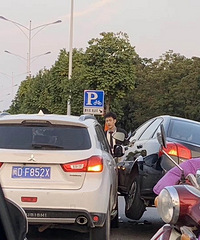 我的车被人给盘了……