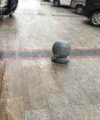 这个地盘是私有?!人行道用石桩堵 专职保安看守不让停!