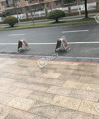这个地盘是私有?!人行道用石桩堵 专职保安看守不让停!
