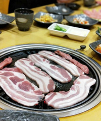 坐在炕上吃烤肉~爽!