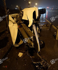 ���Ѵ���Ů�Ѷ�������ҹ����һ������ײ�ϻ����෭����ͷȫ�٣�