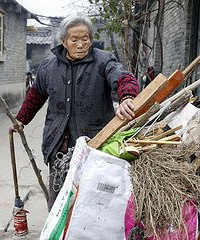惹不起!推了一下捡纸板的老太婆 竟然要罚款20万