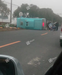 ͻ��������һ�����������෭��һλ���˱�ѹ�ڳ��ס���