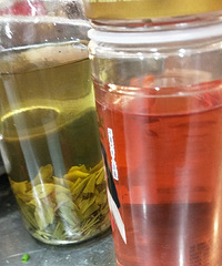 什么鬼?!同样的茶叶 泡出来的颜色吓死人了 我的是红的