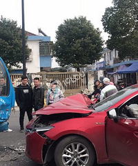 ͻ�����Ӵ�·�������ҳ�����������ײ��˾��ͷ��ȫ��Ѫ��