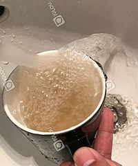 ��������ˮ�ų������ǻ�ɫ��