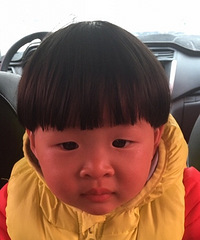 我可能生了个假姑娘 买了一堆可爱的发夹愣是不肯扎!