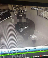 �𾪣�����һ����С����ҹ�Ͳ� ���ڵ������������£�