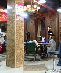嘉兴小伙到理发店祛脂肪粒 1小时弄掉110颗 花了3300