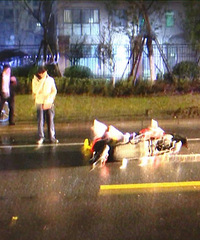 电瓶车撞行人 交警判路边2辆小车也要担责!这是什么鬼?