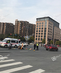 商务大道由拳路口电瓶车跟汽车撞上了!车主跌倒在地……