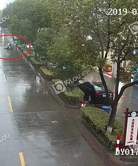 嘉兴学生好心扶起摔倒中年女子反被讹:不是你撞的怎么会扶