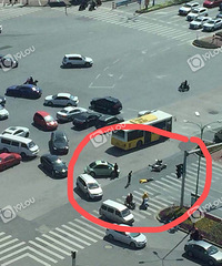 可怕!嘉兴一辆甲壳虫撞上外卖小哥!小哥倒地10分钟未起!