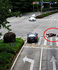 电瓶车不要命地闯红灯 我刹停后对方撞了我的车 我还要担责任…