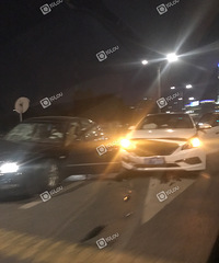 可怕!昌盛南路桥洞这边两辆车子撞了!安全气囊弹出!
