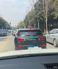 跟在一辆绿色的迷你后面 真的越看越好看!