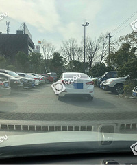 这个司机太霸气!车子直接停在路中间!故意堵人吗?!