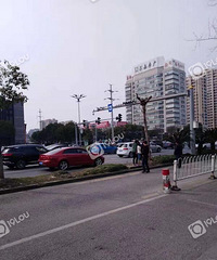 好吓人!隆禧大厦门口发生严重车祸!满地鲜血