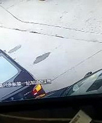 宝马撞裂了我的保险杠 对方只赔一百元