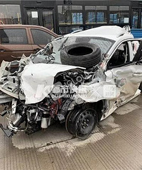 高速惊魂!00后实习司机与死神擦肩而过!车被撞的面目全非……