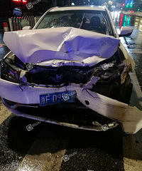 凌晨嘉兴一出租车遭私?#39029;?#36861;尾!场面惨烈!