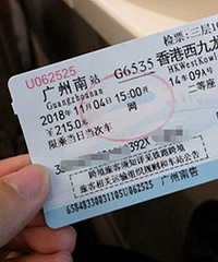 欲哭无泪 刚怀孕就提着30斤箱子奔波