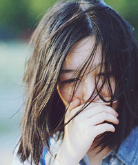 激情四射!一开门 女领导坐在男同事腿上亲吻 下半身只盖毛毯